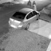 Câmera registra dupla ateando fogo em carro; um dos criminosos fugiu em chamas, veja o vídeo