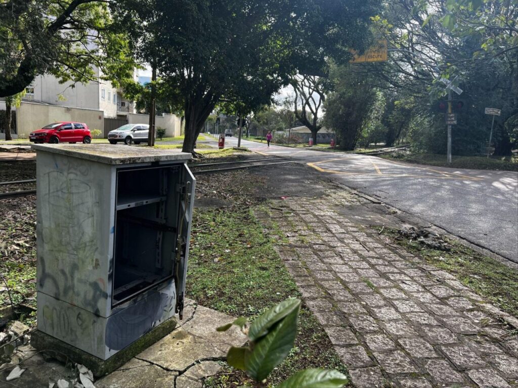 Sinalização em Curitiba, aumentando o risco de acidentes. Foto: ONG Trilho Seguro.