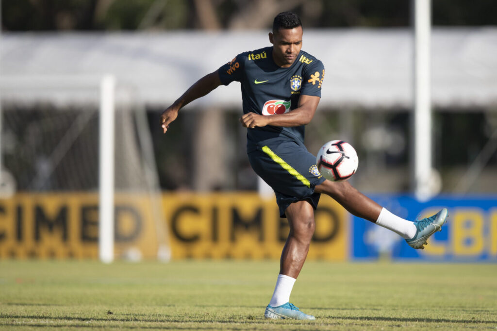 Alex Sandro em treino da seleção