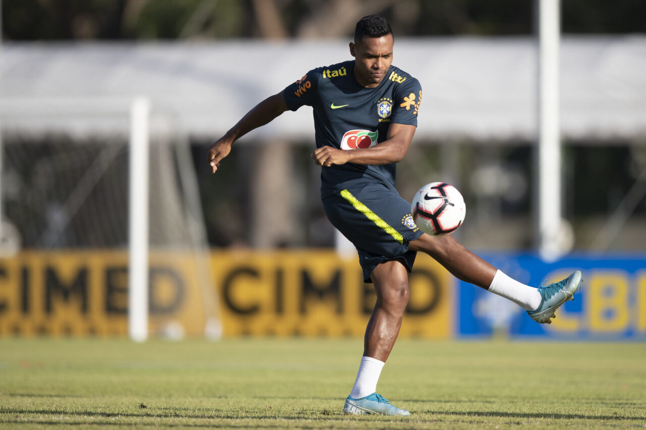 Alex Sandro em treino da seleção