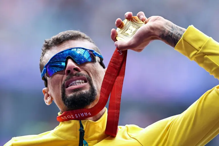 Júlio César Agripino com a medalha de ouro conquistada nos Jogos Paralímpicos de Paris