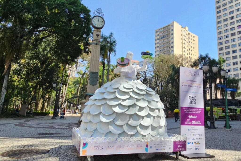 Dama da Louça na Praça Osório, em Curitiba