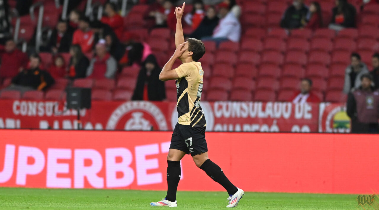 João Cruz comemora gol do Athletico contra o Internacional