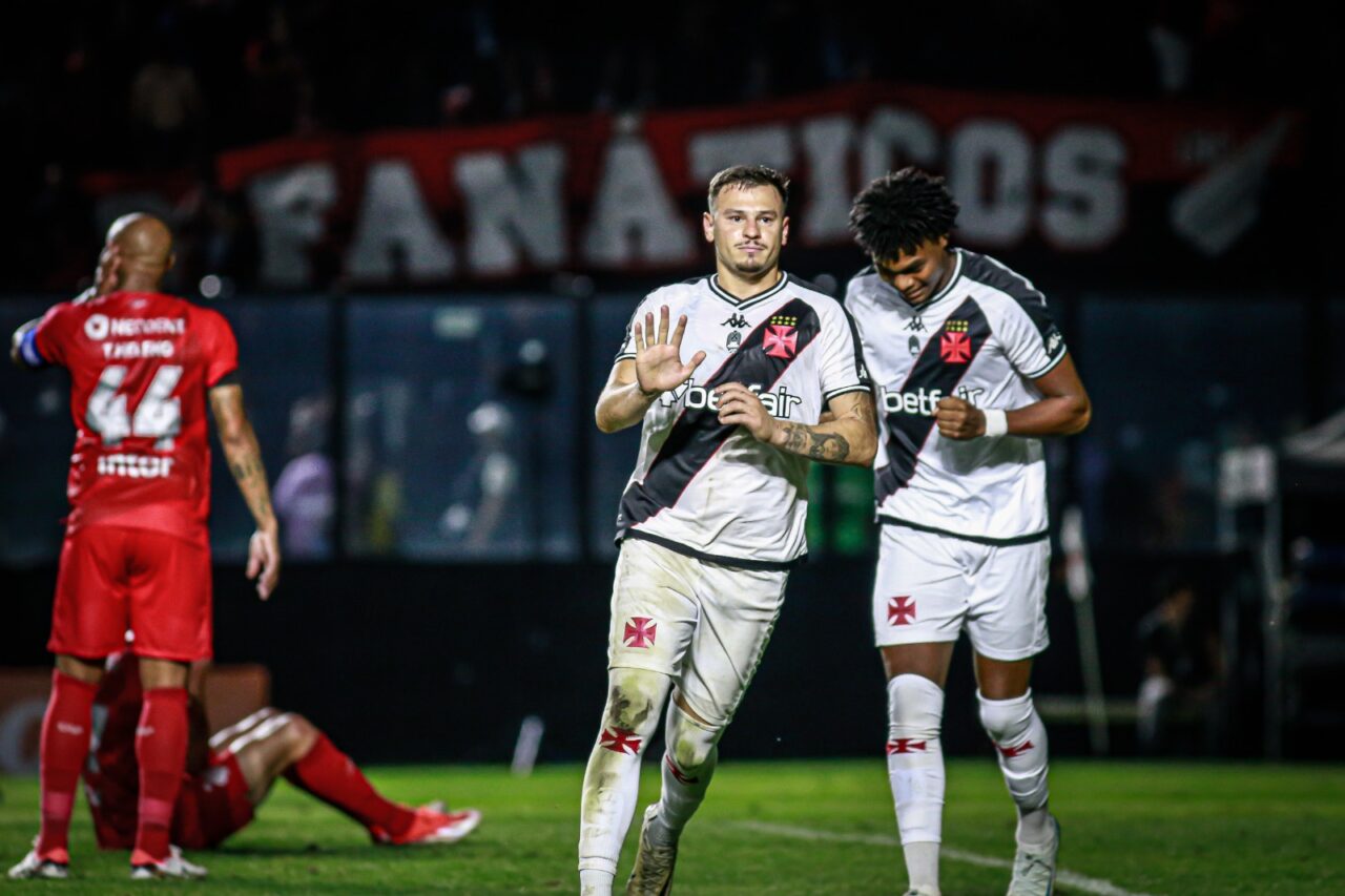 Hugo Moura comemora em Vasco 2x1 Athletico