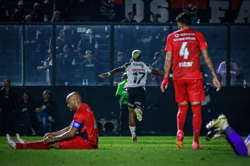 Thiago Heleno e Kaique Rocha em Athletico e Vasco