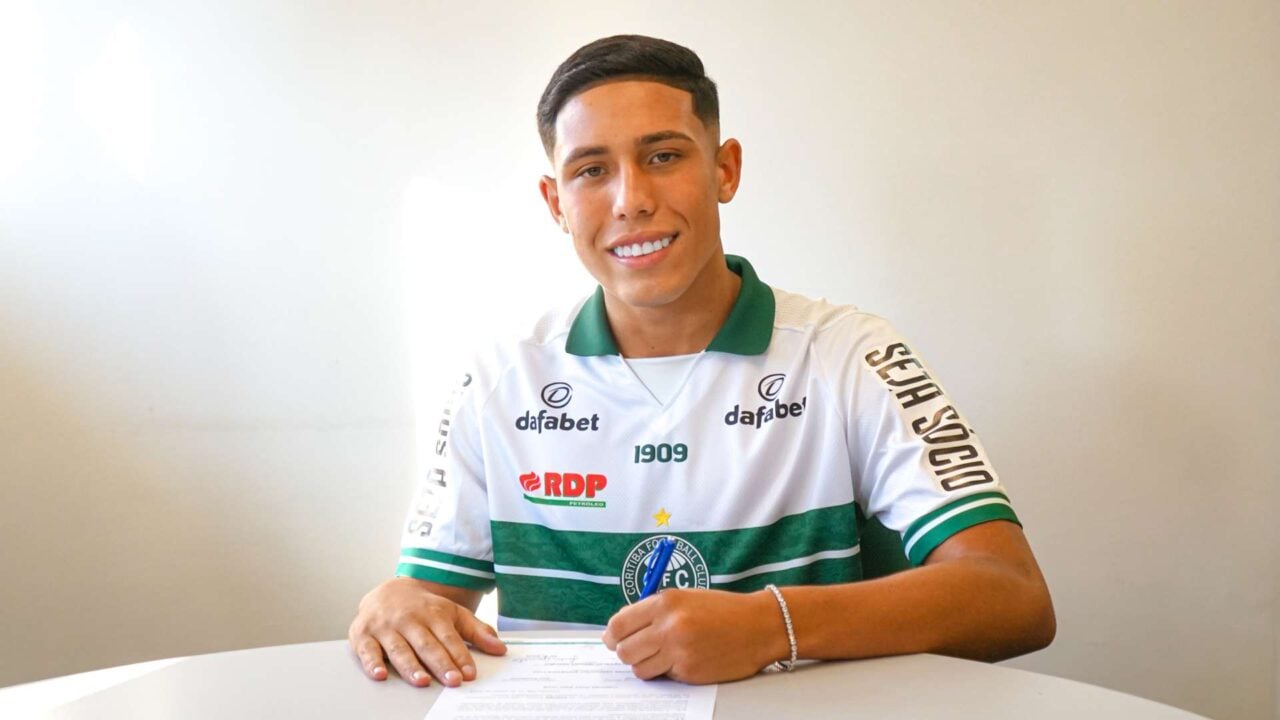 Brayan assina contrato com o Coritiba