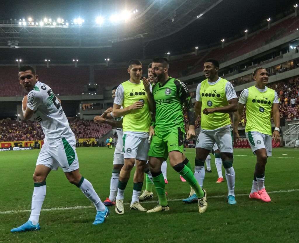 Sport e Coritiba: jogadores comemoram vitória