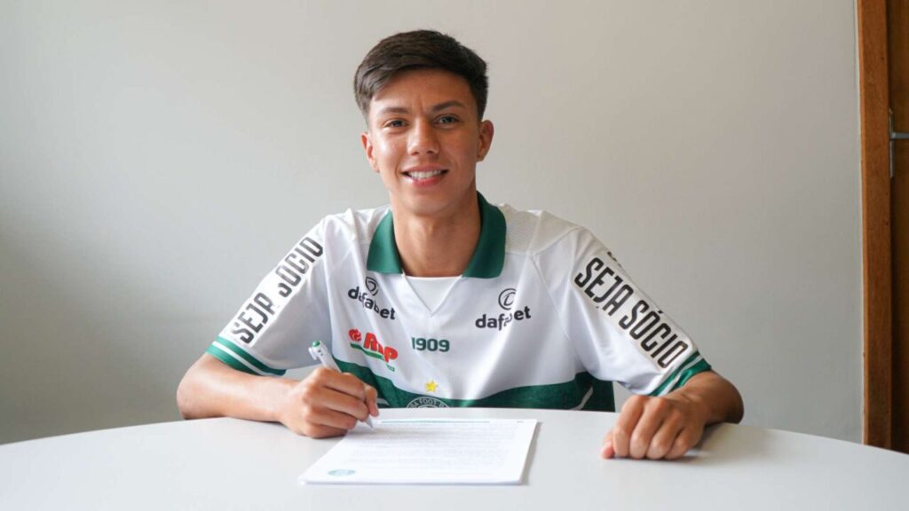 O lateral-esquerdo João Vítor, do Coritiba