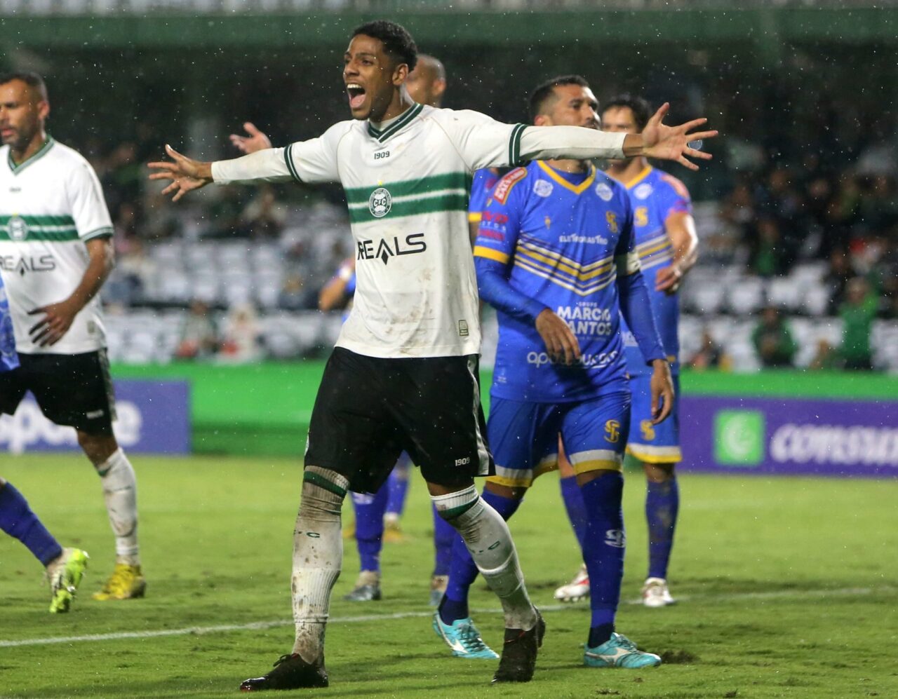 Zagueiro Thalisson Gabriel comemora gol do Coritiba