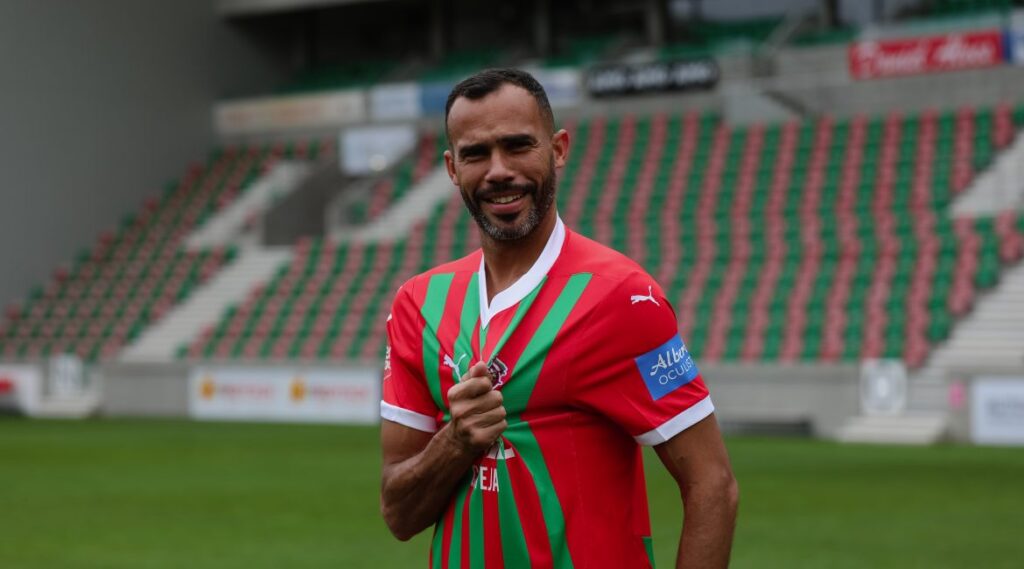 O volante Fransérgio, ex-Coritiba, é apresentado pelo Marítimo