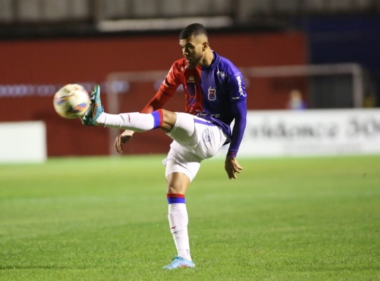 O zagueiro Félix Jorge, do Paraná Clube