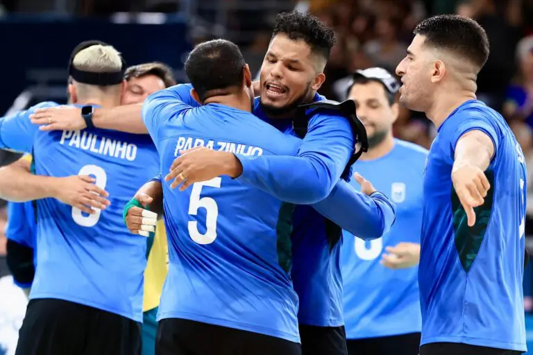 Jogadores da Seleção Brasileira de goalball se abraçam após jogo diante dos Estados Unidos