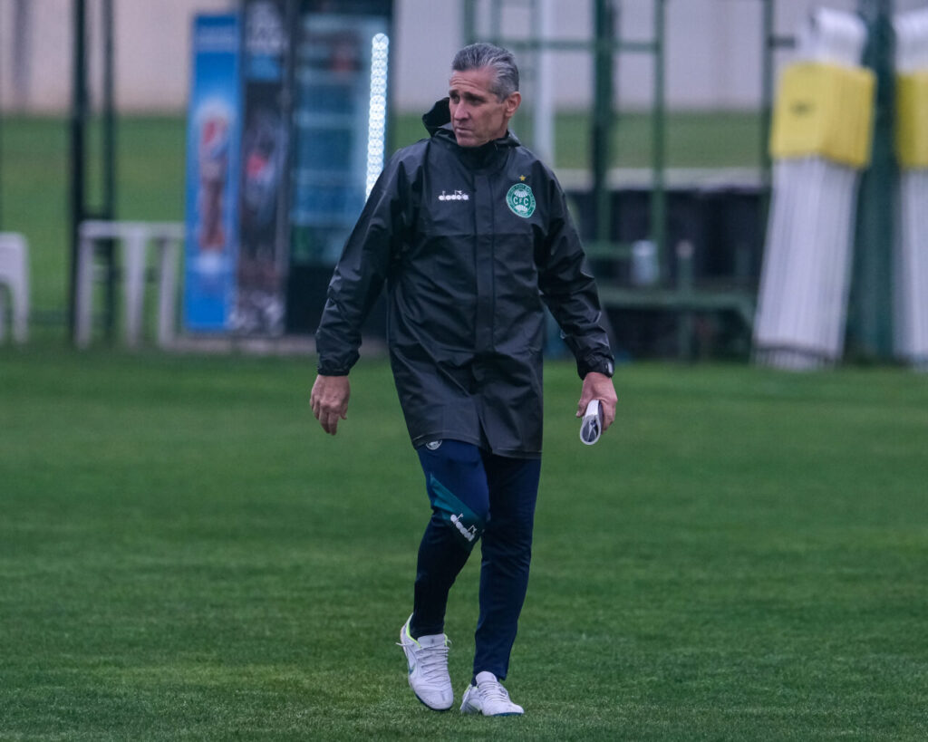 O técnico Jorginho no Coritiba