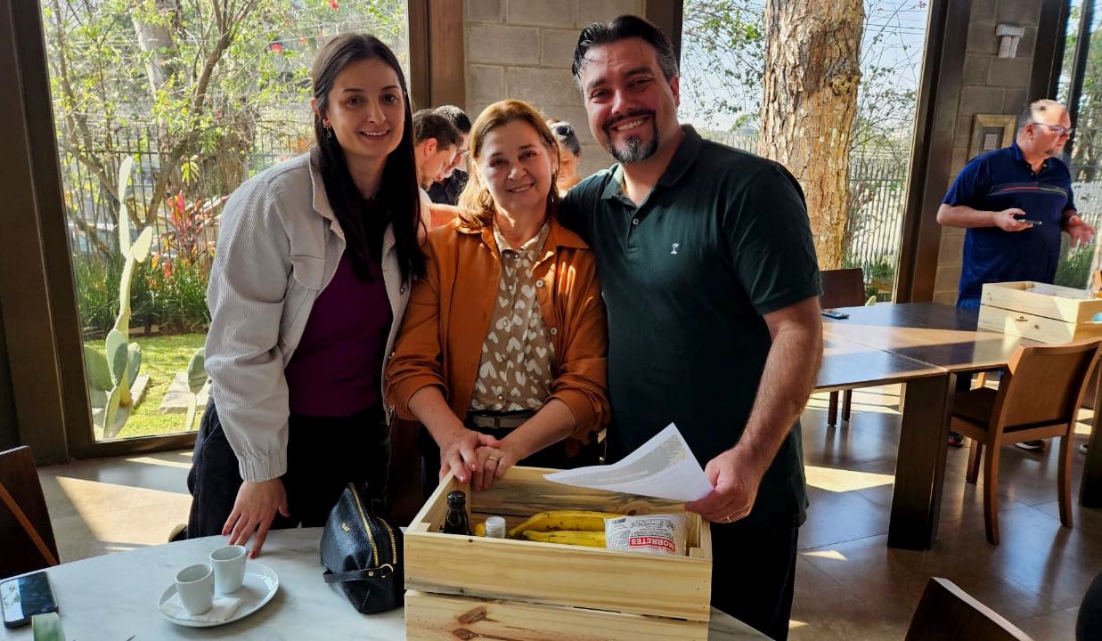 O Chef Hermes Custódio, do Gianttura Ristorante, com a família Robassa, proprietária do Restaurante Terra Nossa em Morretes, conferindo a caixa com produtos da região (Créd. Max Santos) (1)