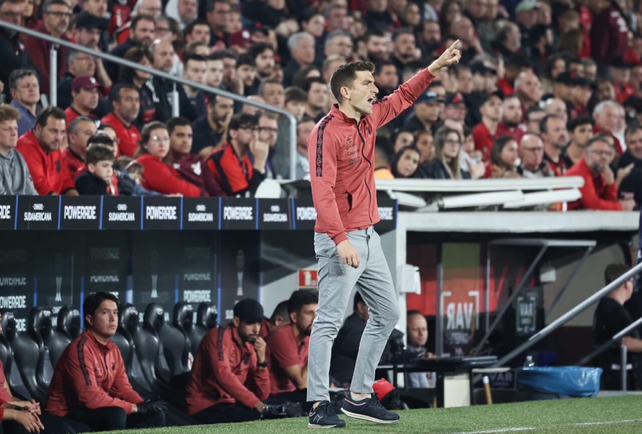 O técnico Martín Varini, do Athletico