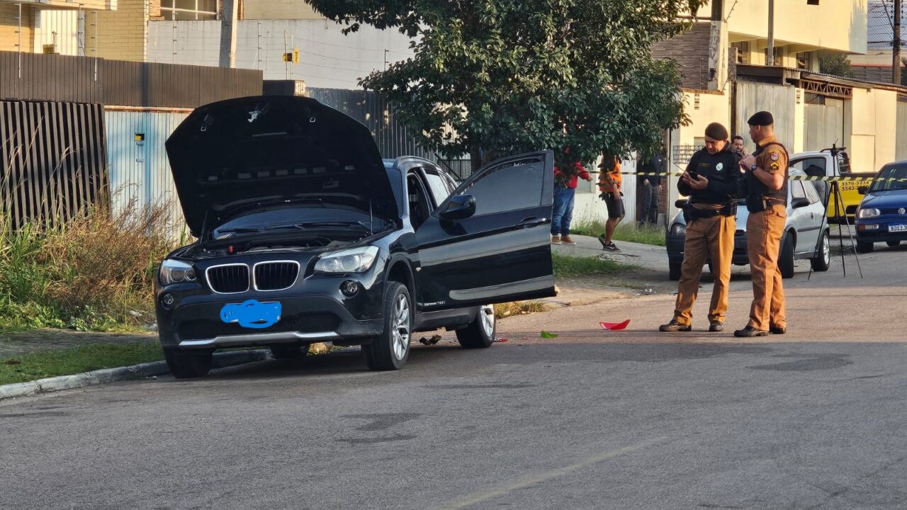 carro queimado com corpo