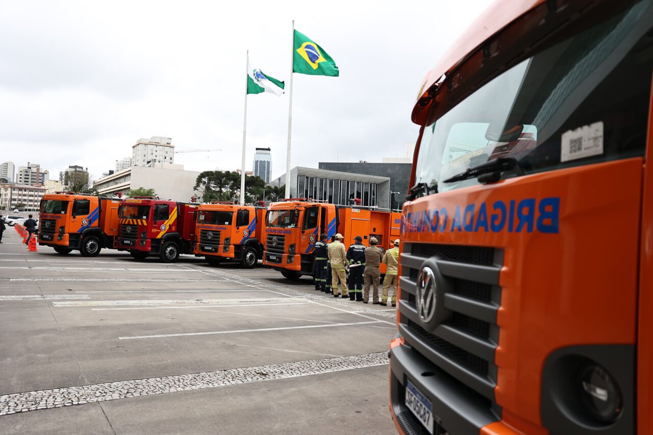 CAMINHOES DA DEFESA CIVIL SAO ENTREGUES PELA DEFESA CIVIL