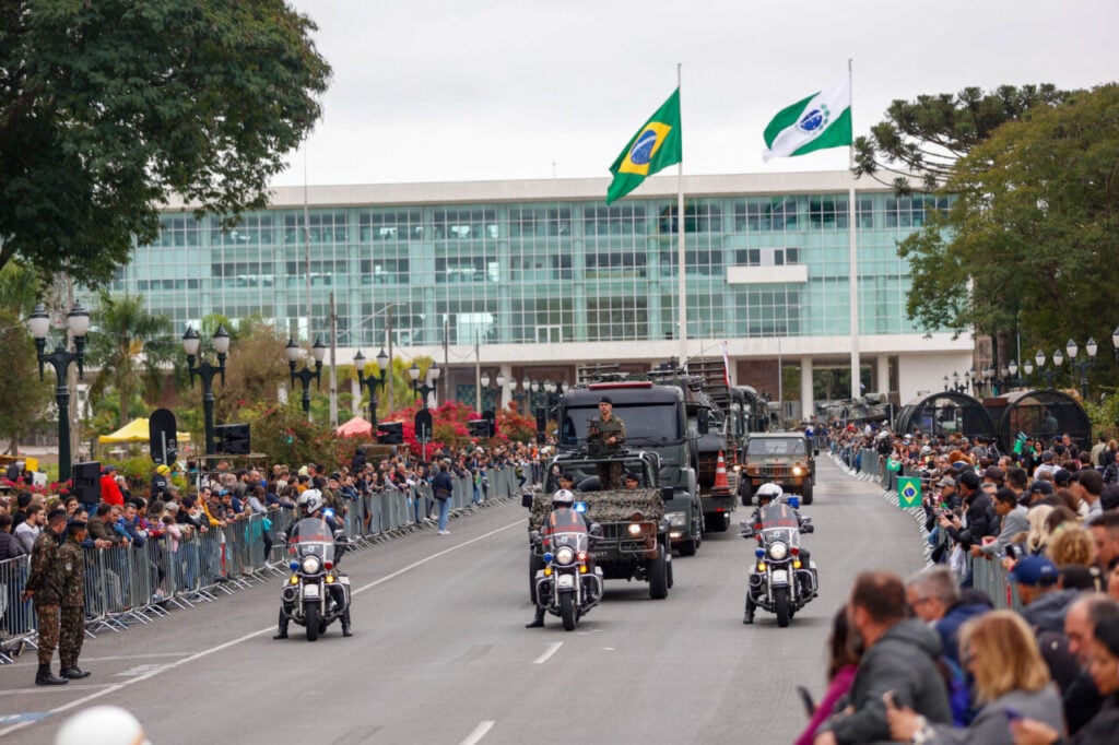 Milhares de pessoas participam do desfile de 7 de setembro em Curitiba