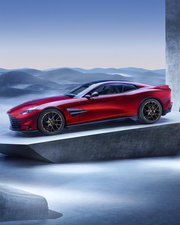 442892_1124271_aston_martin_vanquish_29_web_ (1)