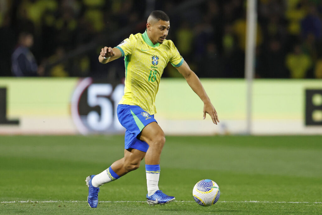 O volante André no gramado do Couto Pereira, contra o Equador: seleção brasileira em Curitiba