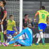 João Cruz e Vitor Roque comemoram gol contra o México