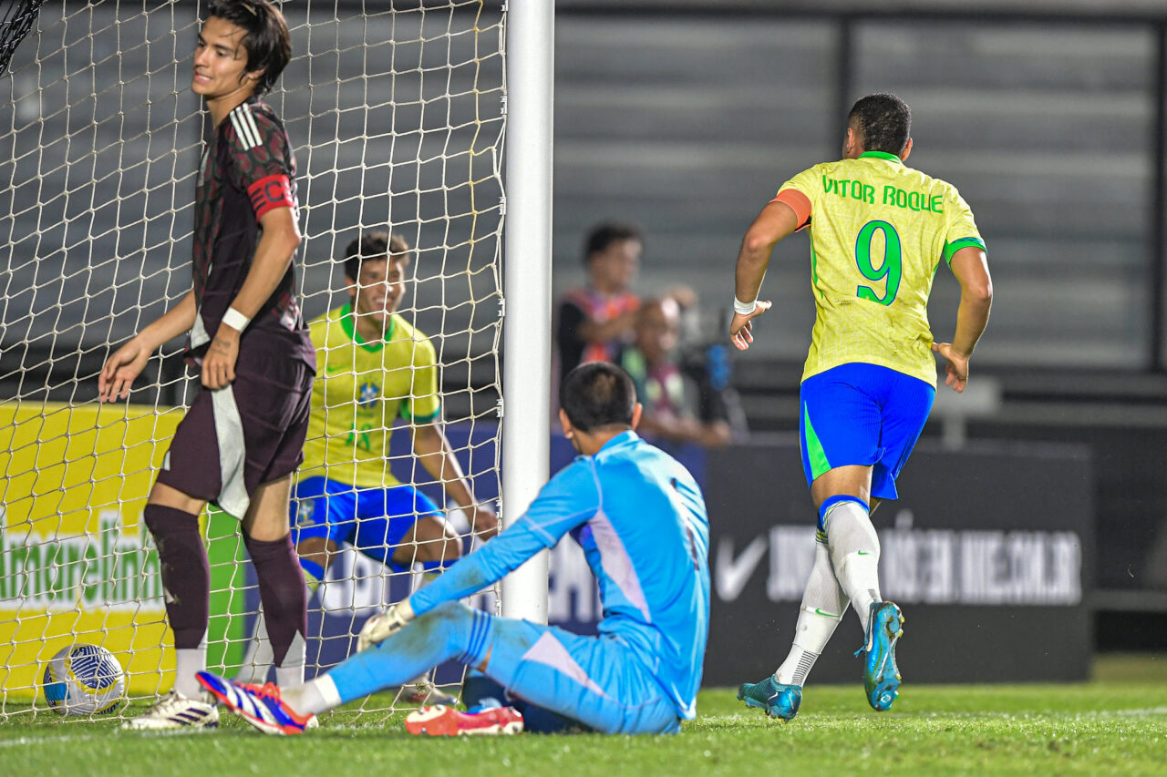 João Cruz e Vitor Roque comemoram gol contra o México