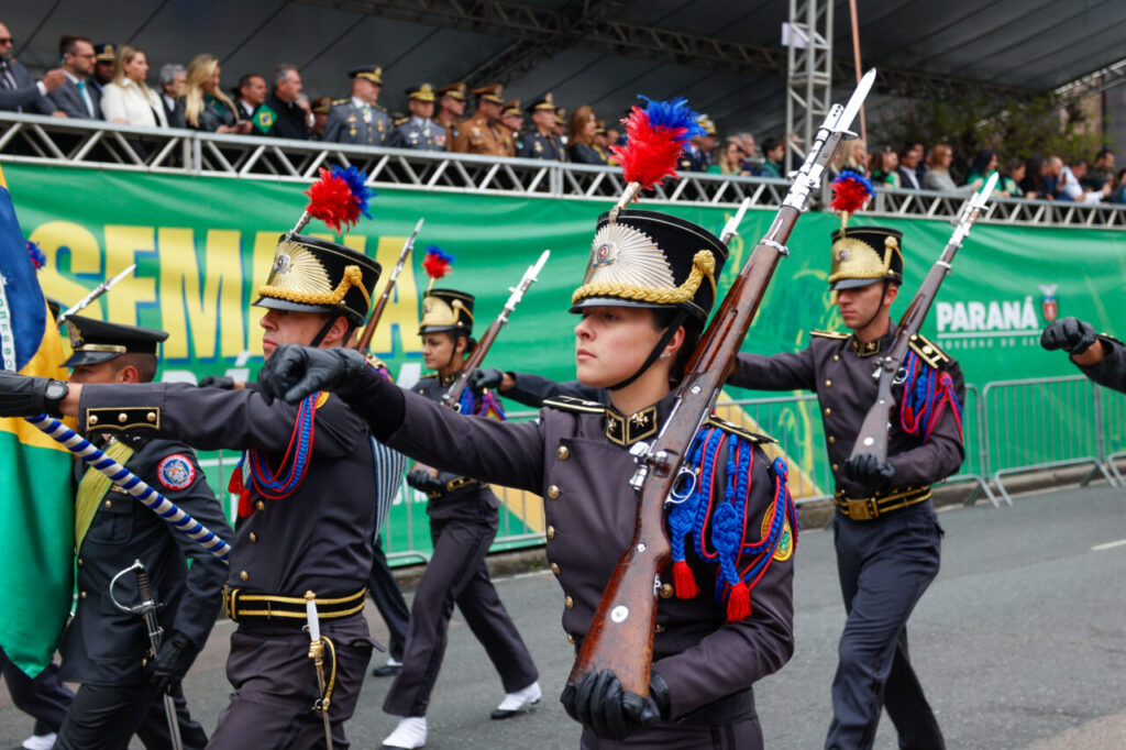 Milhares de pessoas participam do desfile de 7 de setembro em Curitiba