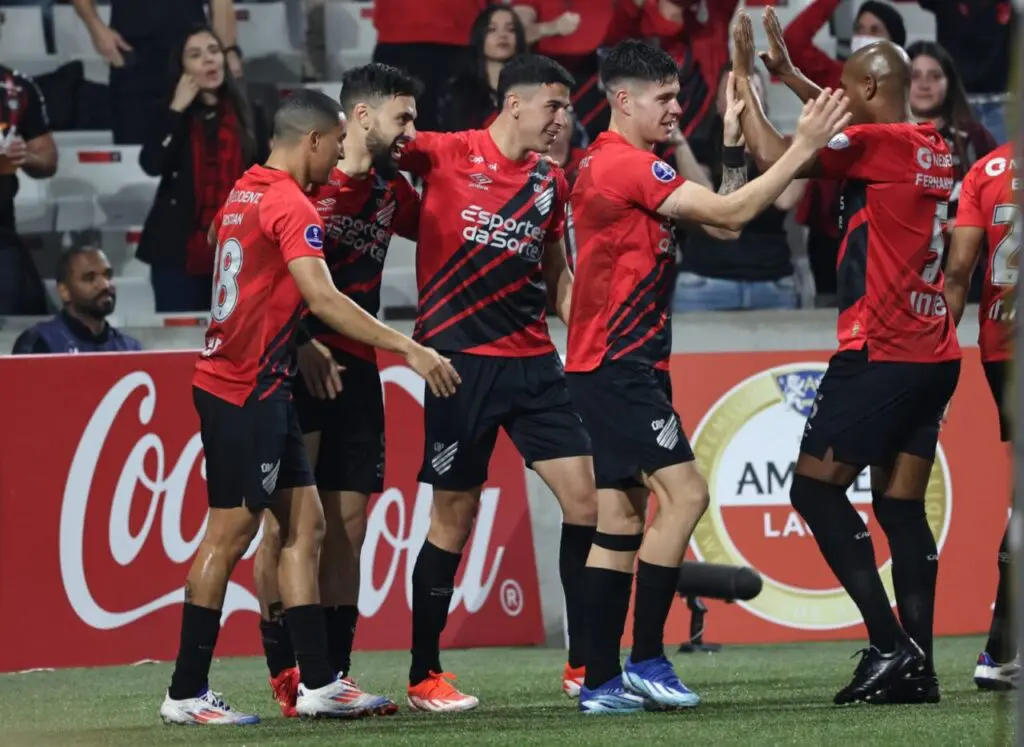 Fernandinho comemora gol com jogadores do Athletico: seleção do Brasileirão