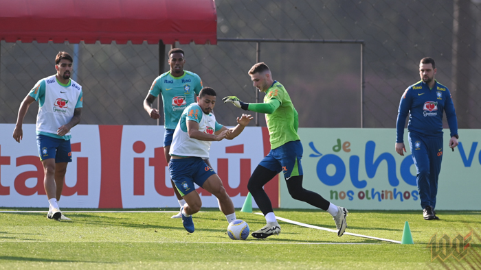 O goleiro Bento em treino da seleção brasileira no CT do Caju