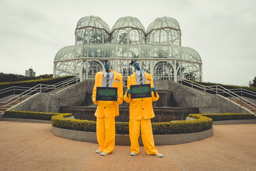 Encolhidos visitando o Jardim Botânico, em Curitiba (PR) os fantasmas ainda se divertem