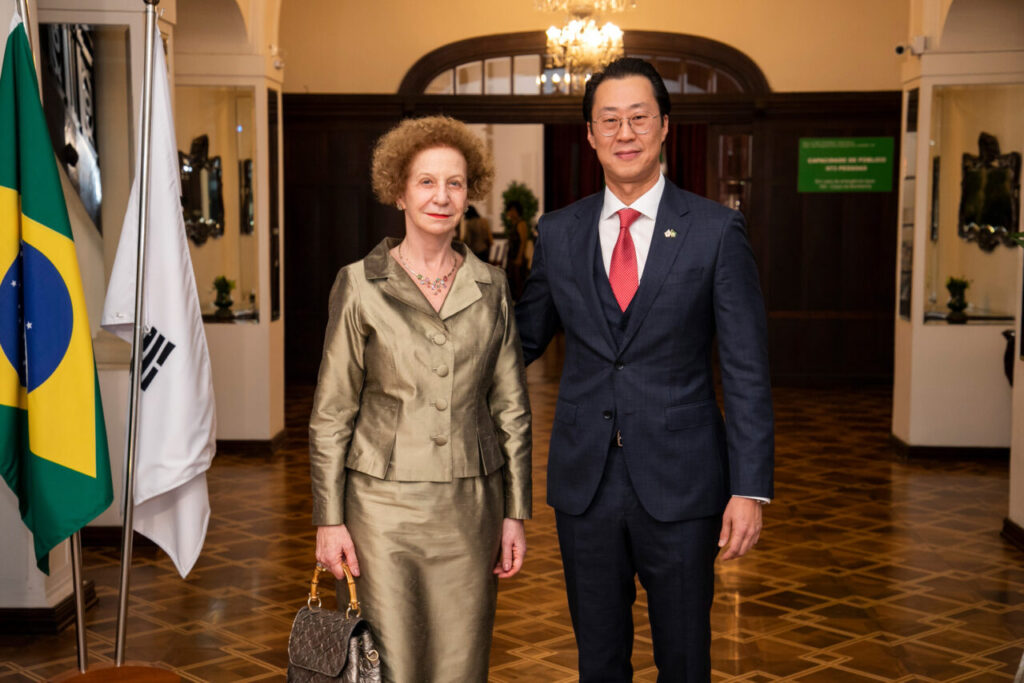 Ligia Scherer, Embaixadora do Brasil Itamaray e Cristian Kim, cônsul honorário da Coreia do Sul – foto Gustavo Garrett