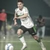 O lateral-direito Natanael, do Coritiba, contra o Guarani