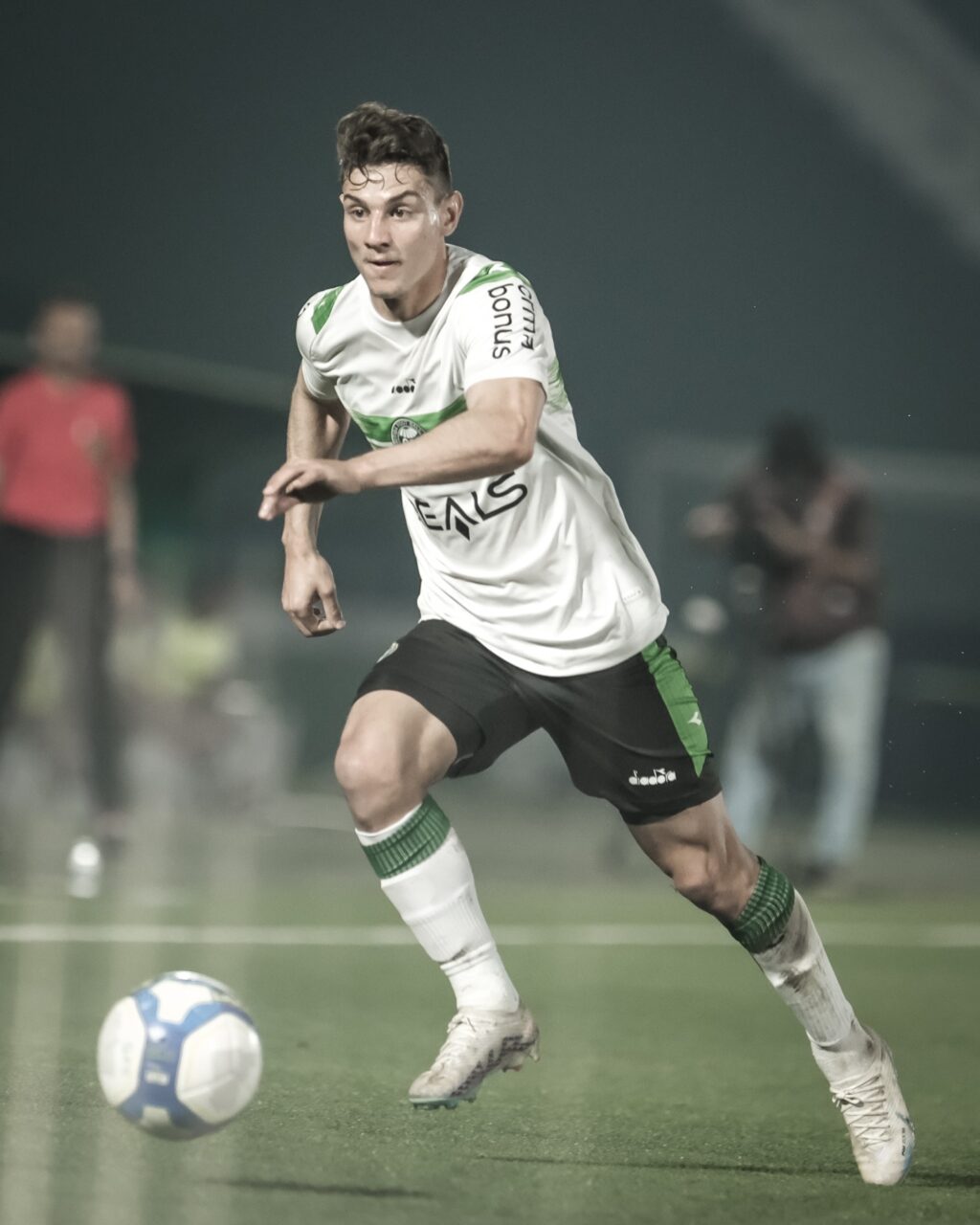 O lateral-direito Natanael, do Coritiba, contra o Guarani