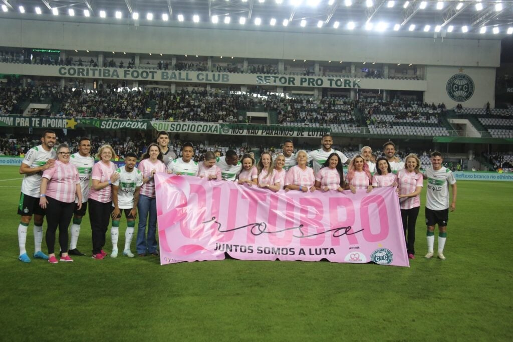 Torcedoras com a nova camisa e jogadores do Coritiba, no Couto Pereira