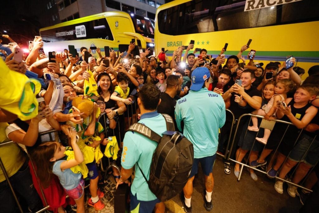 Seleção brasileira em Curitiba: torcida no hotel