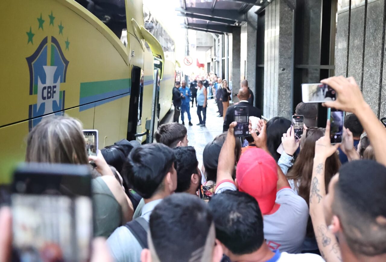 Torcedores cercam o hotel em Curitiba, onde estão concentrados os jogadores da seleção brasileira