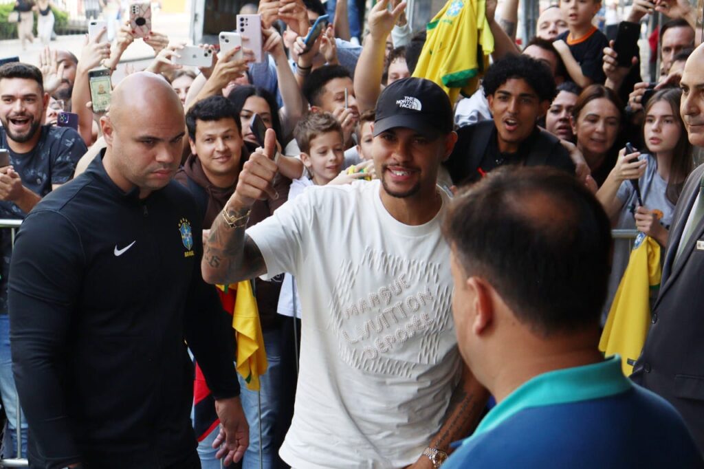 Bruno Guimarães se apresenta à seleção brasileira em Curitiba