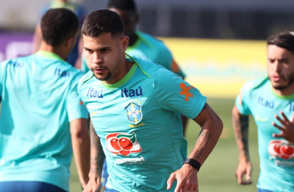 Bruno Guimarães em treino da seleção brasileira em Curitiba