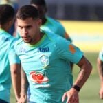 Bruno Guimarães em treino da seleção brasileira em Curitiba