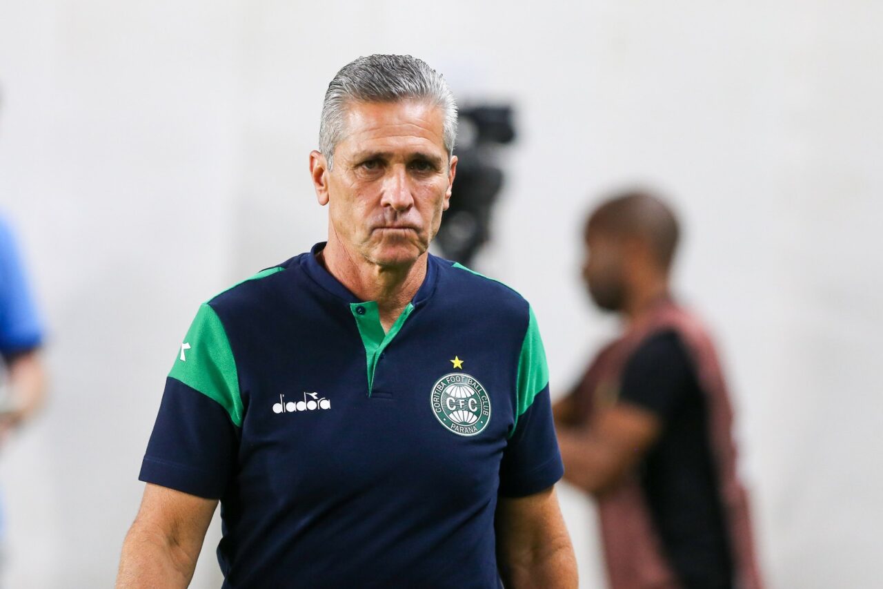 O técnico Jorginho, do Coritiba