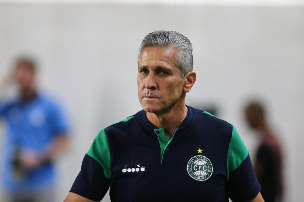 O técnico do Coritiba, Jorginho