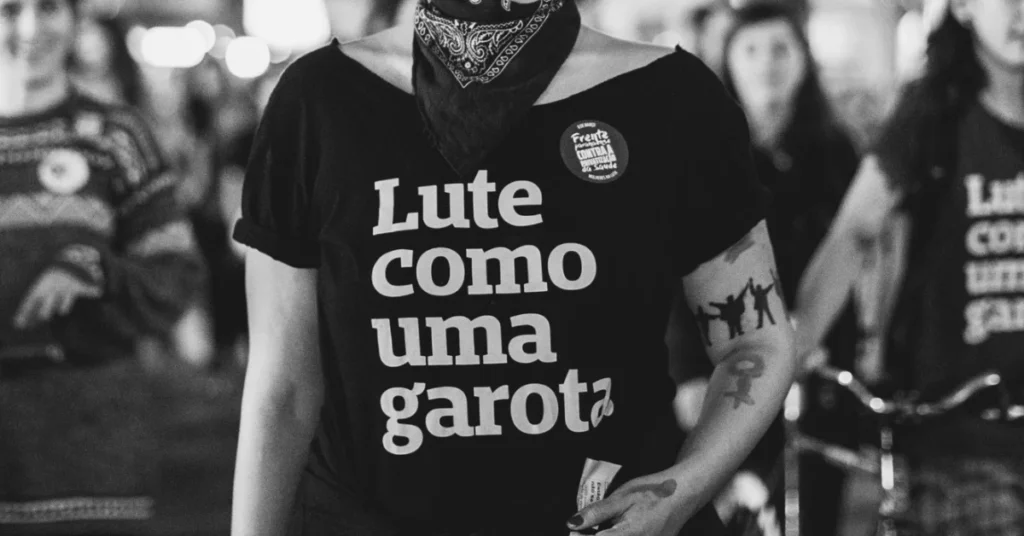 camiseta_com_frase_feminista_lute_como_uma_garota_da_putapeita