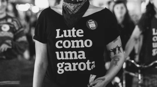 camiseta_com_frase_feminista_lute_como_uma_garota_da_putapeita