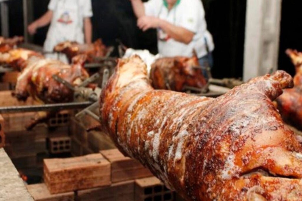 Toledo, na região Oeste do estado  Festa Nacional do Porco no Rolete –