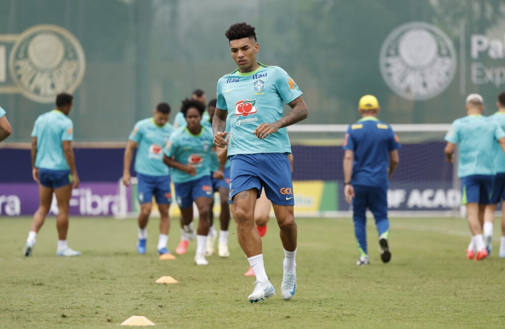 Igor Jesus em treino da seleção brasileira