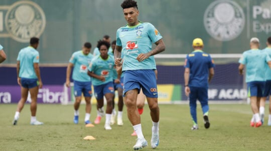 Igor Jesus em treino da seleção brasileira