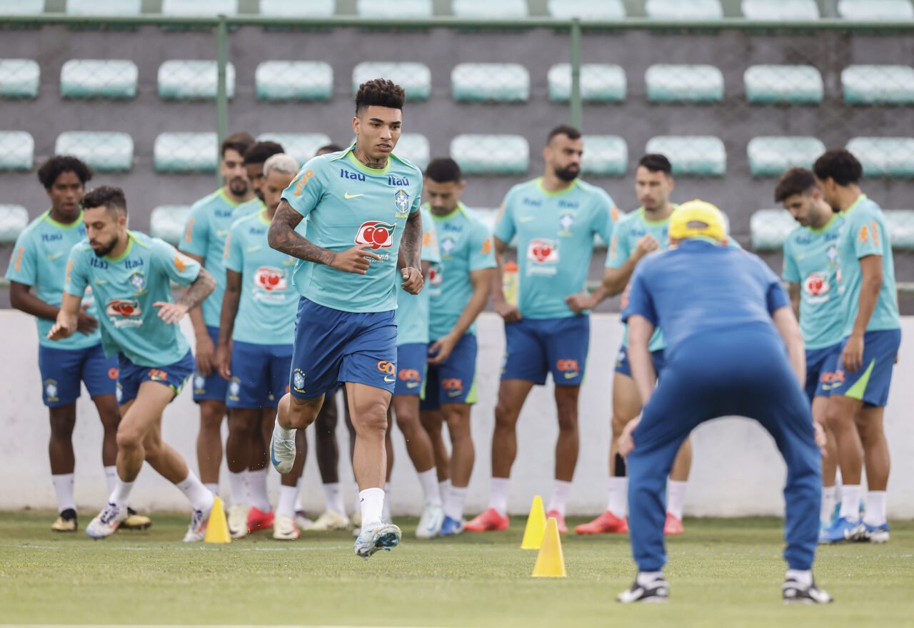 Igor Jesus em treino da seleção brasileira