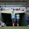 Bruno Guimarães (à esquerda) no treino da seleção brasileira