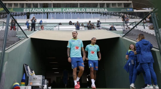 Bruno Guimarães (à esquerda) no treino da seleção brasileira