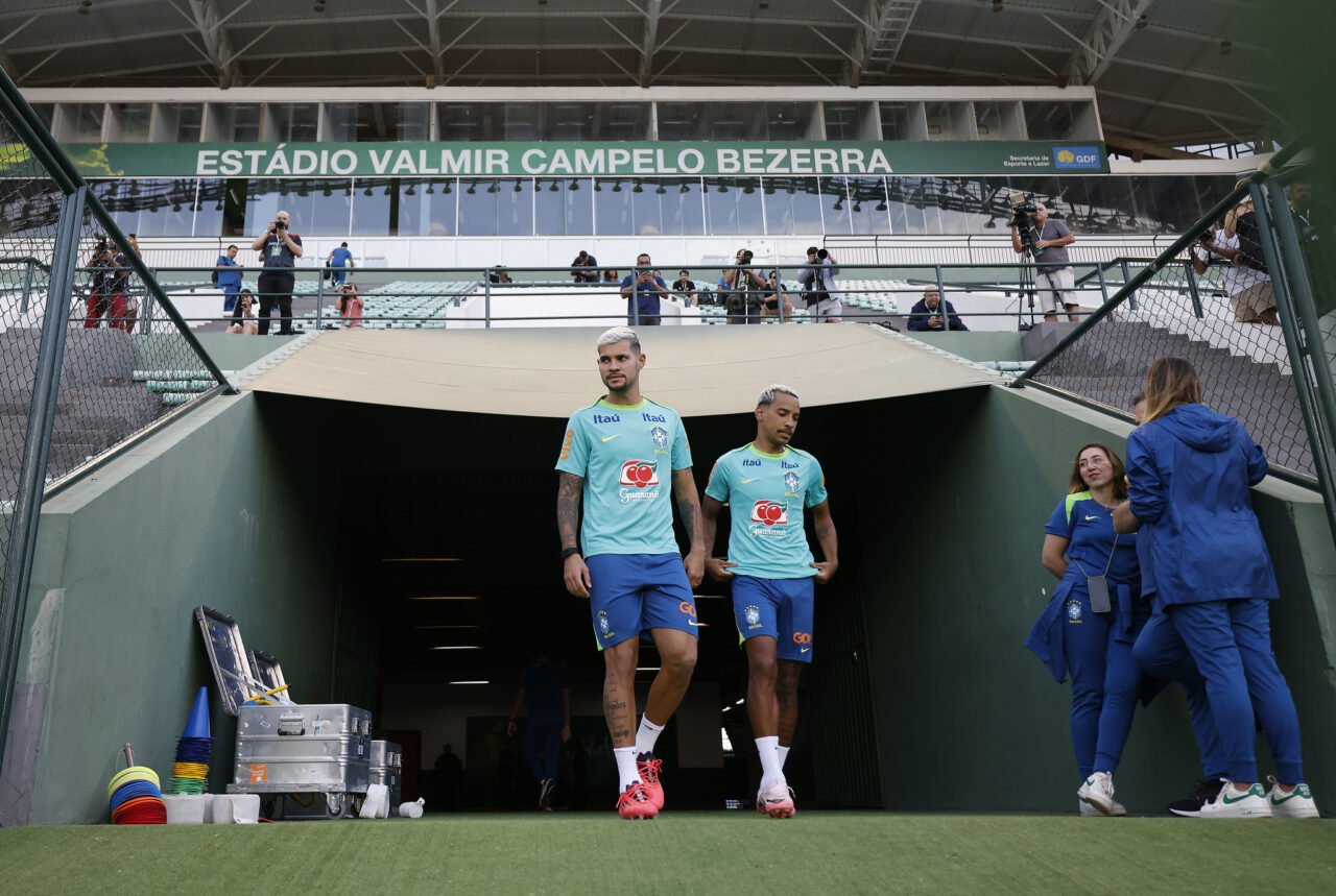 Bruno Guimarães (à esquerda) no treino da seleção brasileira